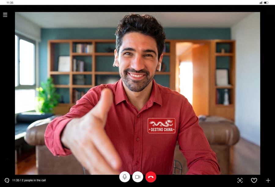 Atento asesor de viajes de Destino China, con camisa roja.