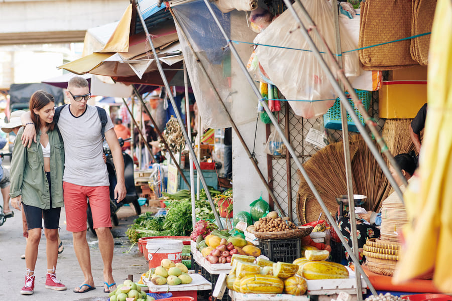 Pareja de turistas en un mercado de China durante el verano.